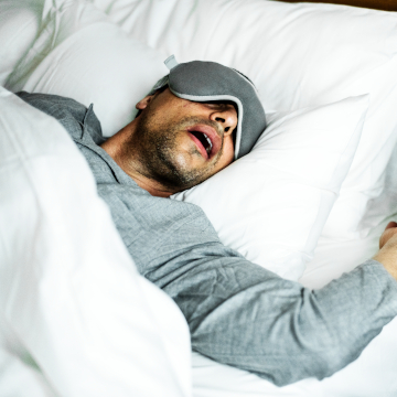sleep apnea symptoms on a bed